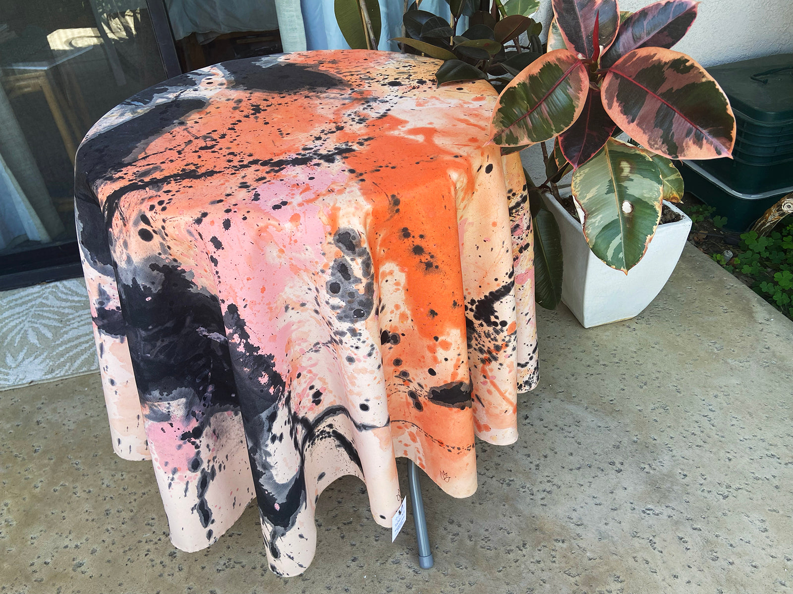 AMOUR 70" Round Tablecloth